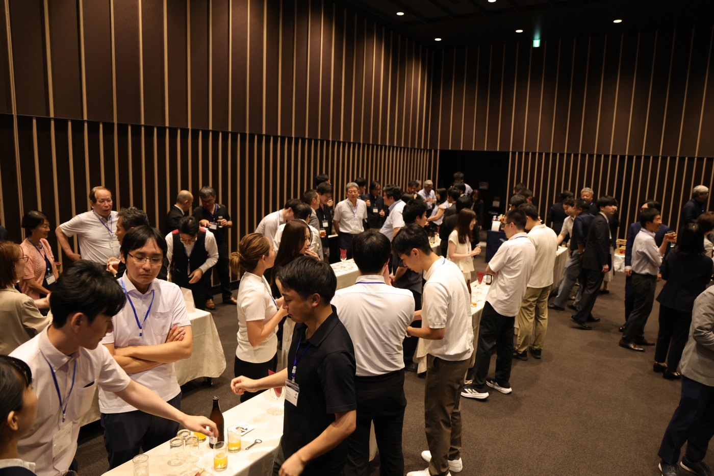懇親会の様子。参加者同士が歓談している