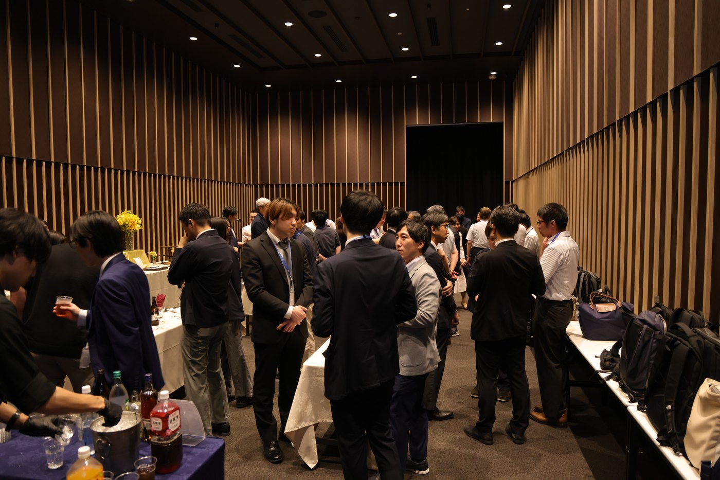 懇親会の様子。会場全体で活発な交流が行われている