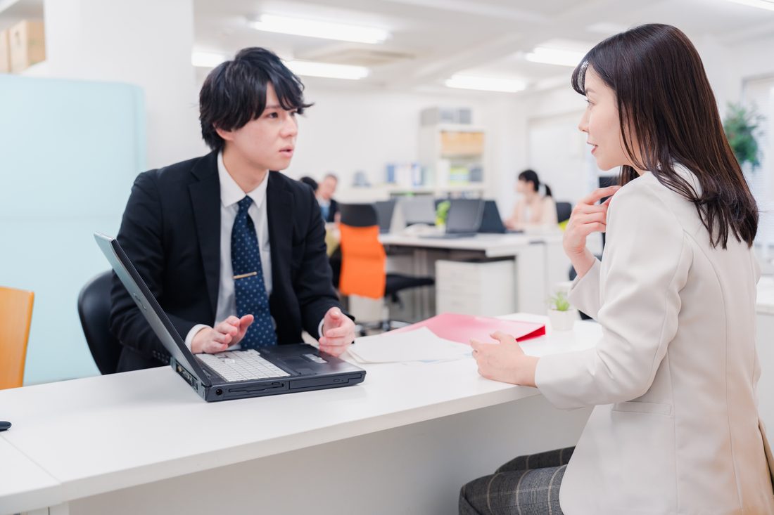 自治体の窓口で住民と向き合う職員