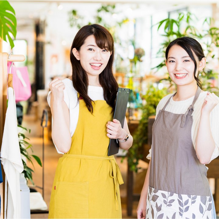 店舗で働く笑顔のスタッフ